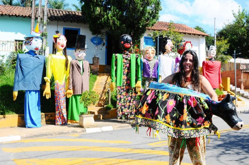 A artista Natasha Faria exibe os bonecões criados para animar o Carnaval (Elcio Alves/AAN)