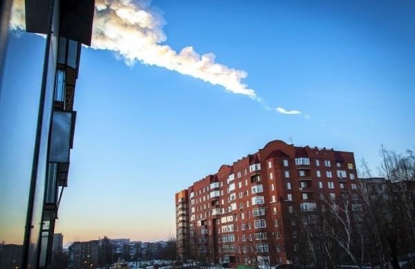 Rastro deixado no céu por meteorito na cidade de Chelyabinsk, na Rússia (France Press)