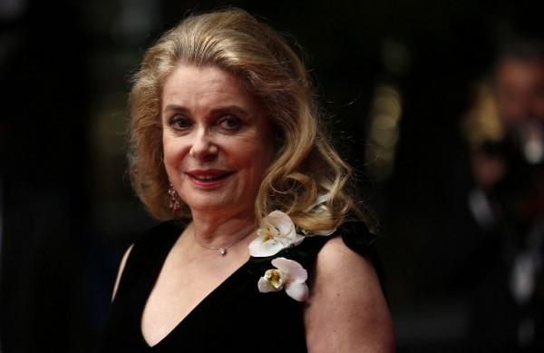 O cabelo dourado de Catherine Deneuve ainda é exuberante e sensual, como pode ser visto no seu filme mais recente, 'Ela Vai' (France Press)