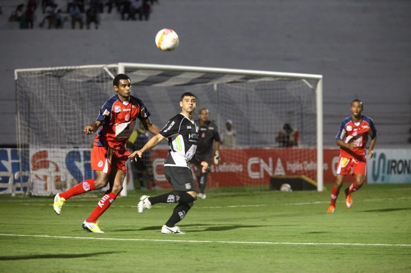 De cabeça, William abriu o placar para a Ponte Preta (Rodrigo Zanotto/Especial para AAN)