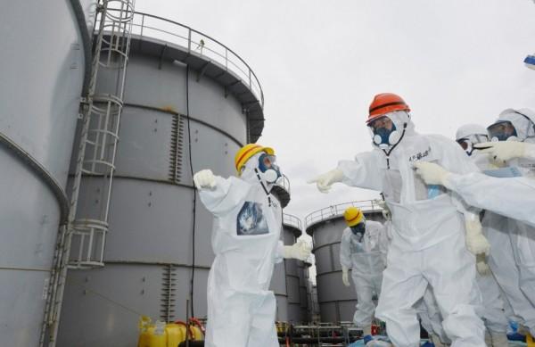 Central nuclear tem 400 mil toneladas de água contaminada no subsolo ou armazenadas em quase mil depósitos improvisados (France Press)