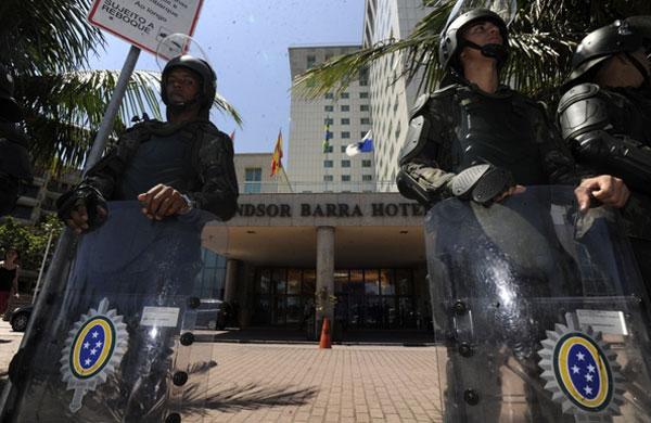 As tropas do Exército já estão posicionadas em frente ao Hotel Windsor Barra, no Posto 4 da Avenida Lúcio Costa, na Barra da Tijuca, zona oeste da cidade (Agência Brasil)