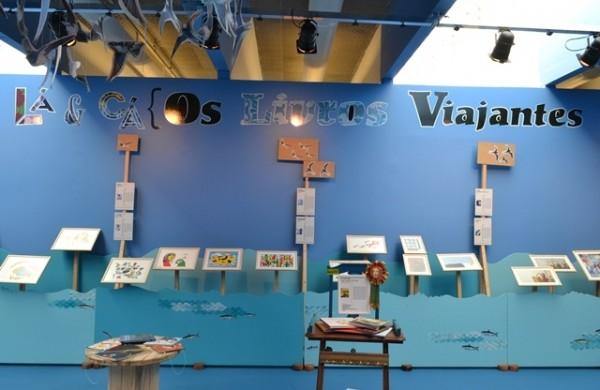 Estande da exposição 'Lá e Cá: Os Livros Viajantes' ( Divulgação)