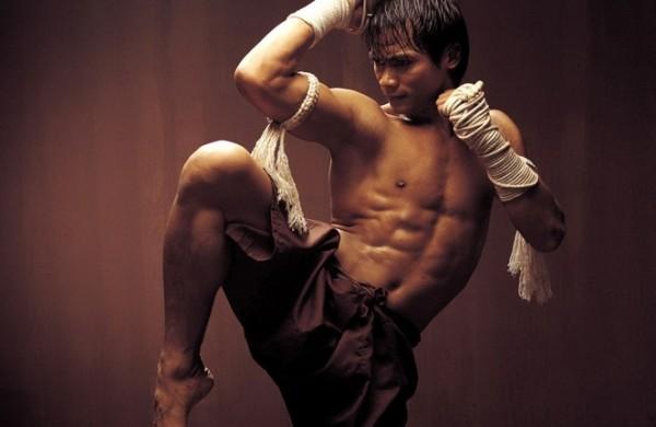 Lutador faz movimento de joelhada da luta Muay Thai (Divulgação)