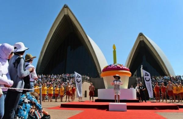 Festejos de aniversário da Ópera Sydney teve danças aborígenes e um imenso bolo de aniversário (France Press)