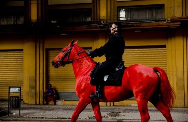 Palomo, obra da paraense Berna Reale, faz parte da exposição Vazio de Nós, que mostra cinco performances em vídeo da artista e que tem visitação aberta até o dia 8 de dezembro no Museu de Arte do Rio ( Divulgação)