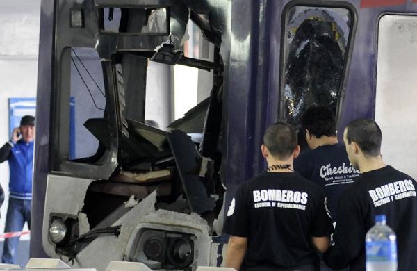 Equipe dos bombeiros trabalham no resgate das vítimas envolvidas no acidente de trem, na Argentina (France Press)