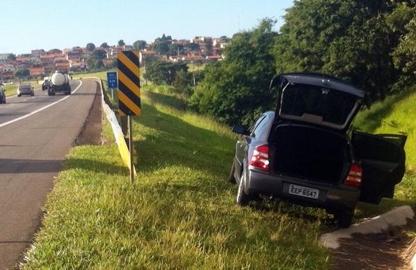 Carro foi abandonado com dinamite; polícia investiga o caso (Érica Dezonne/ AAN)