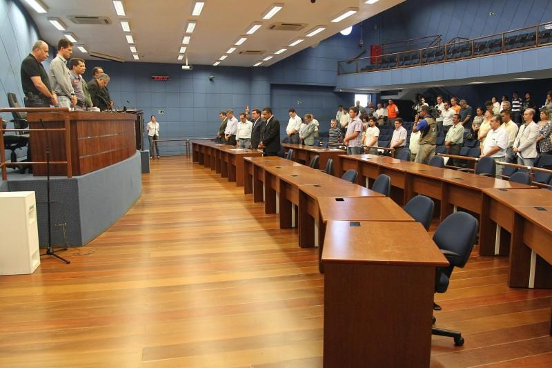 Vereadores e autoridades da Defesa Civil e dos Bombeiros de Campinas fazem minuto de silêncio pelas vítimas do Sul durante reunião (Leandro Ferreira/AAN)