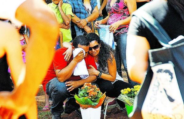 Rodrigo Silva e Telma, irmãos de Marcos Vinícius da Silva, se emocionam durante o enterro em Holambra ( Carlos Sousa Ramos/AAN)