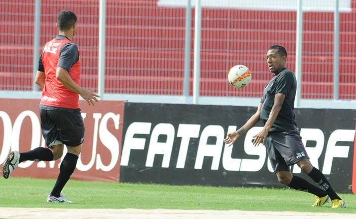 Ramirez domina a bola em treino da Ponte Preta (Edu Fortes/AAN)