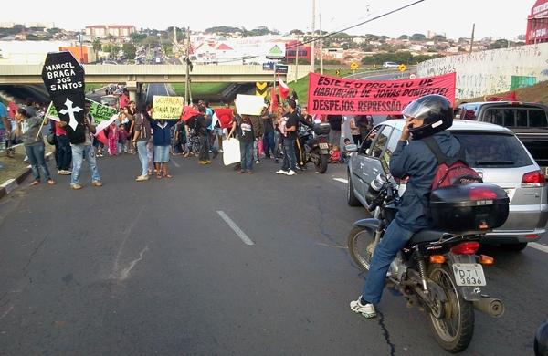 O grupo estendeu faixas e carregava um caixão que simbolizava o pedreiro morto (Dorinaldo Oliveira/ Correio Popular)