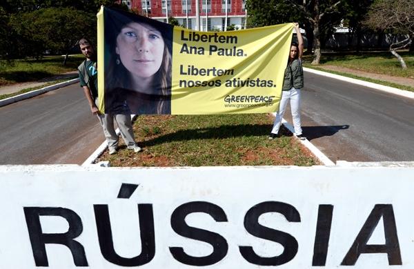 Brasileiros protestam em frente à embaixada russa em Brasília contra detenção da integrante do Greenpeace brasileira (France Press)