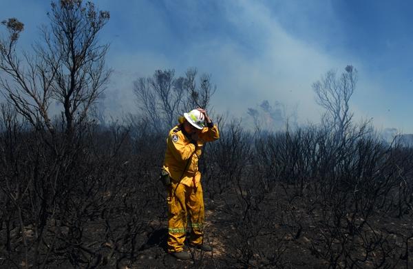 Bombeiro luta para controlar incêndio na Austrália (France Press)