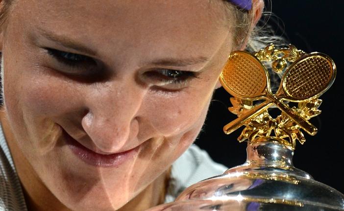 Azarenka observa trofeu do Aberto da Austrália  (CEDOC)