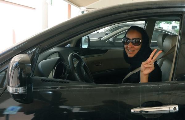 Ativista saudita, Manal Al Sharif posa para foto dentro de automóvel  (France Press)