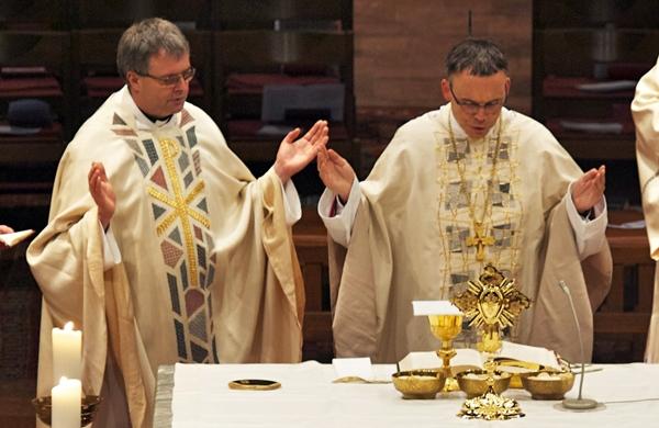 Bispo Franz-Peter (D) durante celebração de uma missa em igreja da Alemanha (France Press)