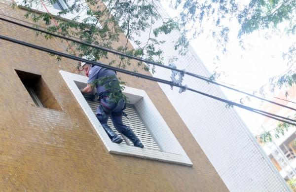 Preso por corda, bombeiro bloqueia janela do apartamento da mulher ( Dominique Torquato/AAN)