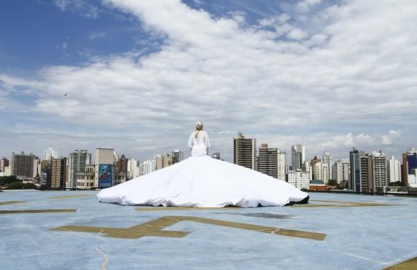 Performance no heliponto do edifício Trade Toer, em Campinas, para o projeto 'O Vestido' ( Gustavo Tilio/Especial para a AAN)