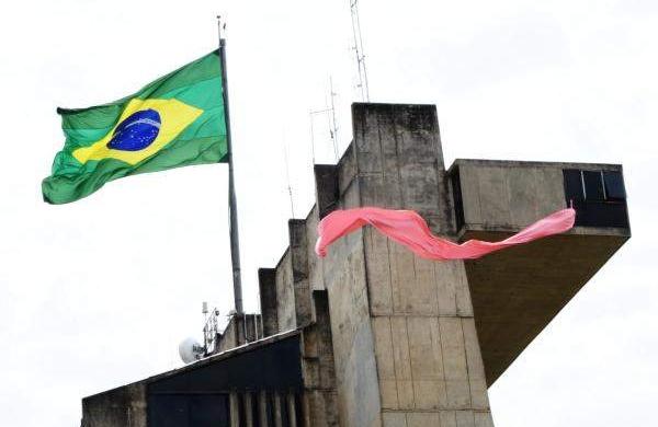 Sede da Prefeitura de Sorocaba tem um laço em homenagem ao Outubro Rosa (Divulgação)