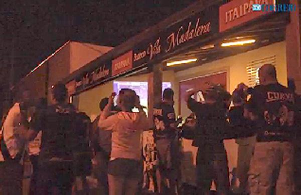 Torcedores acompanham a partida da Ponte Preta em bar de Campinas (Captura de vídeo)