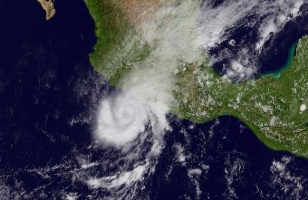 Imagem de satélite mostra furacão Raymond deixando a costa do México (France Press)