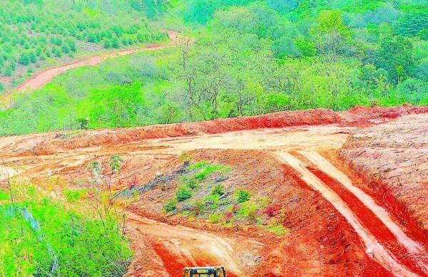 Tratores trabalham no nivelamento de terra da avenida: serviços foram intensificados para que não haja atrasos com o aumento das chuvas (César Rodrigues/AAN)