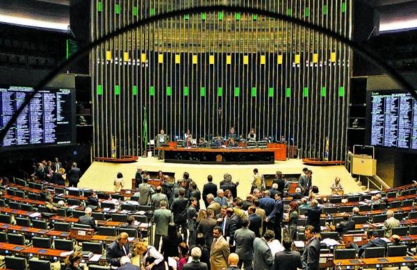 Sessão na Câmara dos Deputados em que foi aprovada proposta para o abate débito de estados e municípios: matéria segue agora para o Senado (Dida Sampaio/AE)