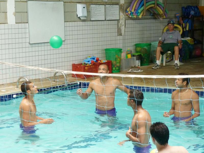 Jogadores do Guarani fazem treino regenerativo na piscina (Warley Menezes/Divulgação)