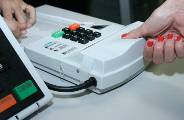 Desde 2009 a Justiça Eleitoral vem promovendo o cadastramento pela impressão digital (Divulgação/TSE)
