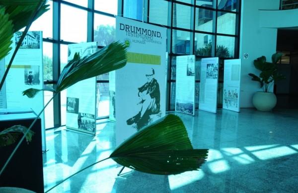 Exposição é composta por 16 painéis feitos textos e imagens do poeta ( Divulgação)
