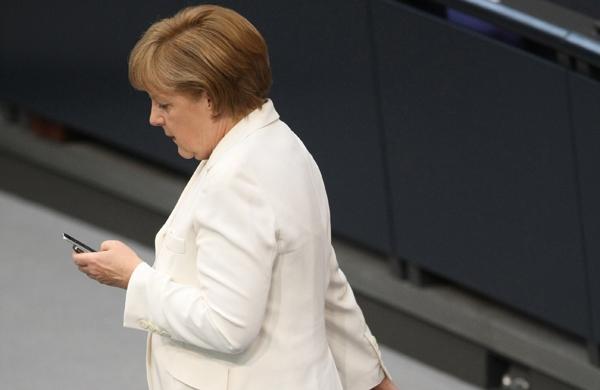 Chanceler alemã, Angela MErkel observa celular que pode ter sido grampeado pelos EUA (France Press)