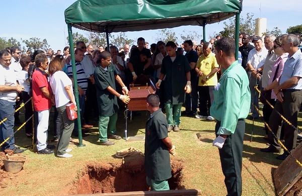 Emocionados, familiares e amigos deram o último adeus ao ex-vereador  (Dorinaldo Oliveira/ Correio Popular)