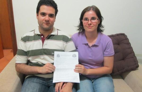 Leonardo e Natália seguram o boletim de ocorrência registrado (Jaqueline Harumi/AAN)