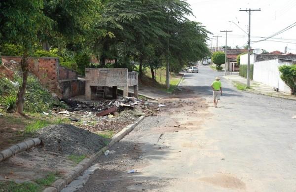 Pedestre se arrisca pela rua para evitar calçada irregularr
 ( Leandro Ferreira/AAN)
