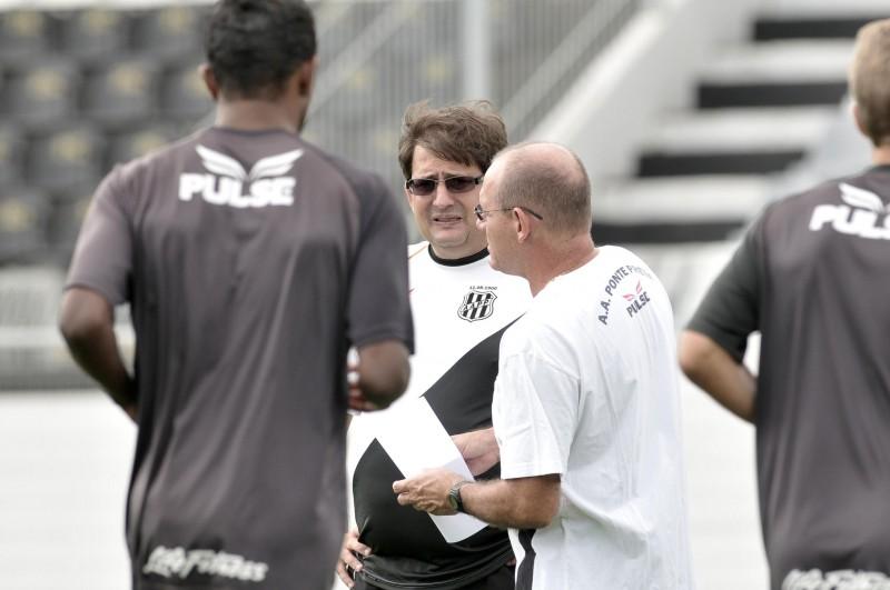 O técnico Guto Ferreira conversa com auxiliar em treino da Ponte (Leandro Ferreira/AAN)