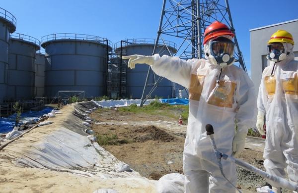 Funcionários de Fukushima usam trabalham em desligamento de último reator nuclear (France Press)