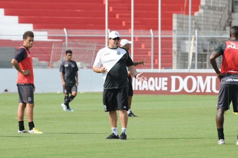 Guto Ferreira em treino da Ponte Preta (Cedoc)