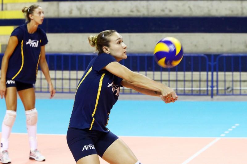 A levantadora Fernandinha faz o passe em treino do Vôlei Amil (Cedoc/RAC)