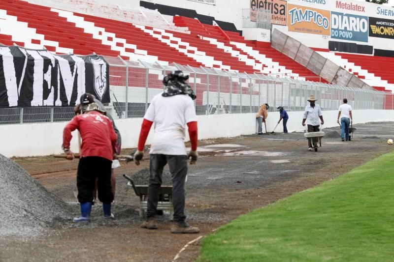 Funcionários trabalham na reforma do Estádio Moisés Lucarelli (Rodrigo Zanotto/Especial para AAN)