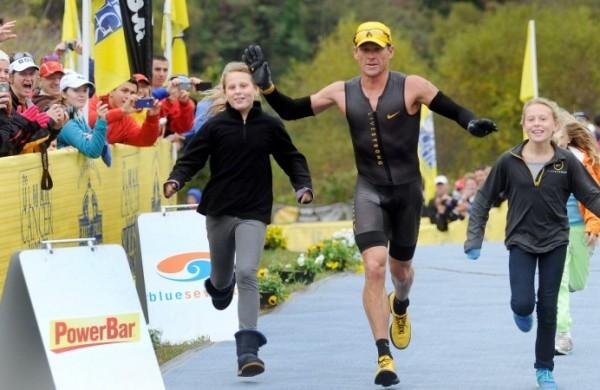 Lance Armstrong e suas filhas durante prova de triatlo em Maryland, em Sydney (France Press)