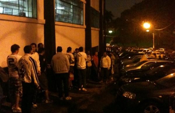 Torcedores pontepretanos formaram fila de madrugada para comprar ingresso do derbi de 2012 (Cedoc/RAC)