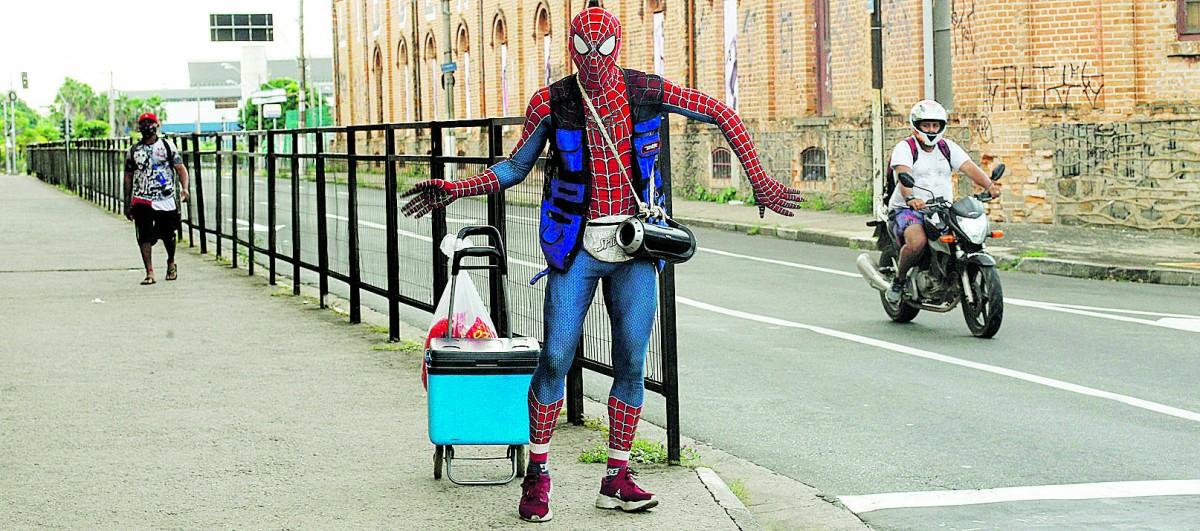Como outros profissionais do setor de eventos, o ator José Willames Souza da Silva buscou uma alternativa para sobreviver na crise: foi vender água na rua fantasiado de Homem-Aranha (Ricardo Lima/ Correio Popular)