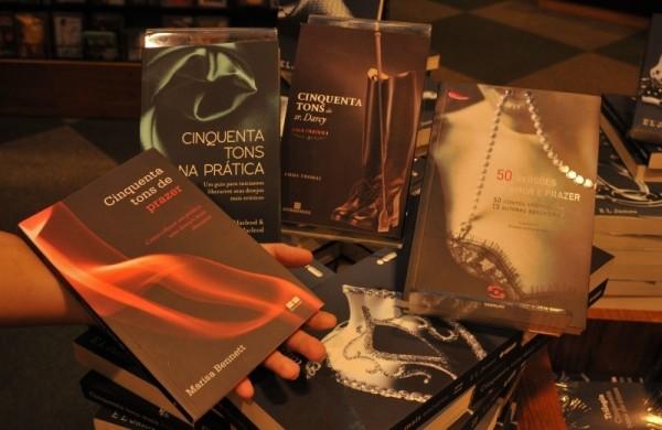 Há leitura erótica para todos os gostos; em comum, cenas sadomasoquistas sob medida para atiçar o público feminino (AAN)