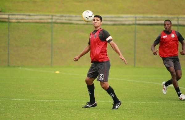 Ferron domina a bola observado por Cleber durante jogo-treino (Cedoc/RAC)