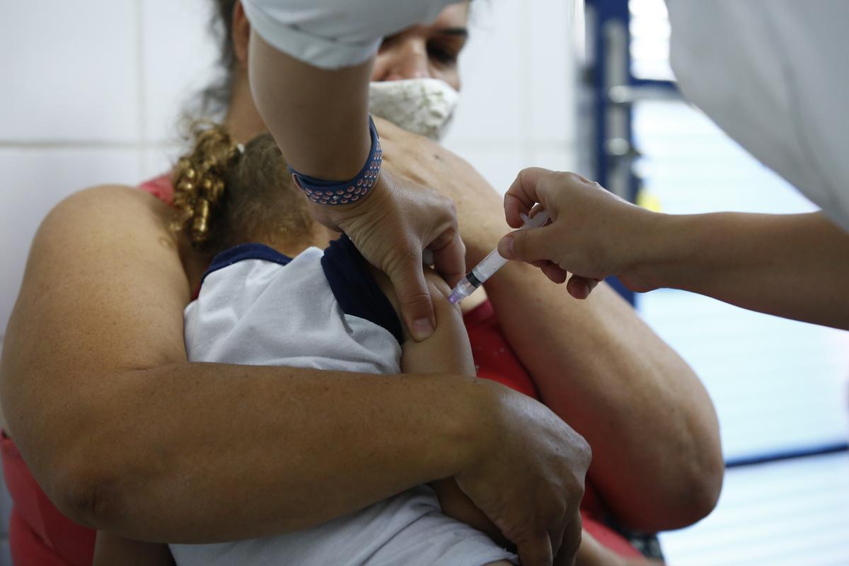 Menina é vacinada no Centro de Saúde da Vila Ipê, em Campinas: pais que estavam no local ontem citaram que os pediatras também estão recomendando a imunização contra a gripe (Gustavo Tilio)