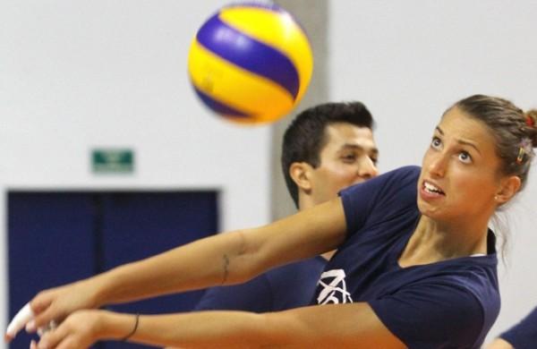 A búlgara Elitsa Vasileva durante treinamento do Volei Amil (Felipe Christ/Divulgação)