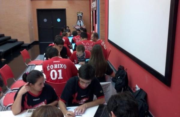 Professores fazem a correção no cursinho e colégio Oficina do Estudante em Campinas (divulgação )