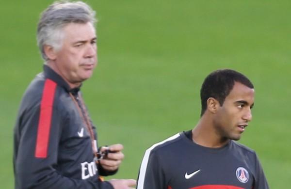 Técnico Carlos Ancelotti observa Lucas em treino do Paris Saint-Germain (France Presse)