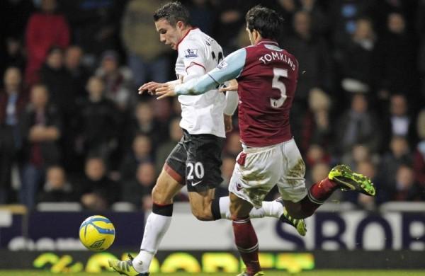 Van Persie passa pela marcação de James Tomkins, do West Ham (France Presse)